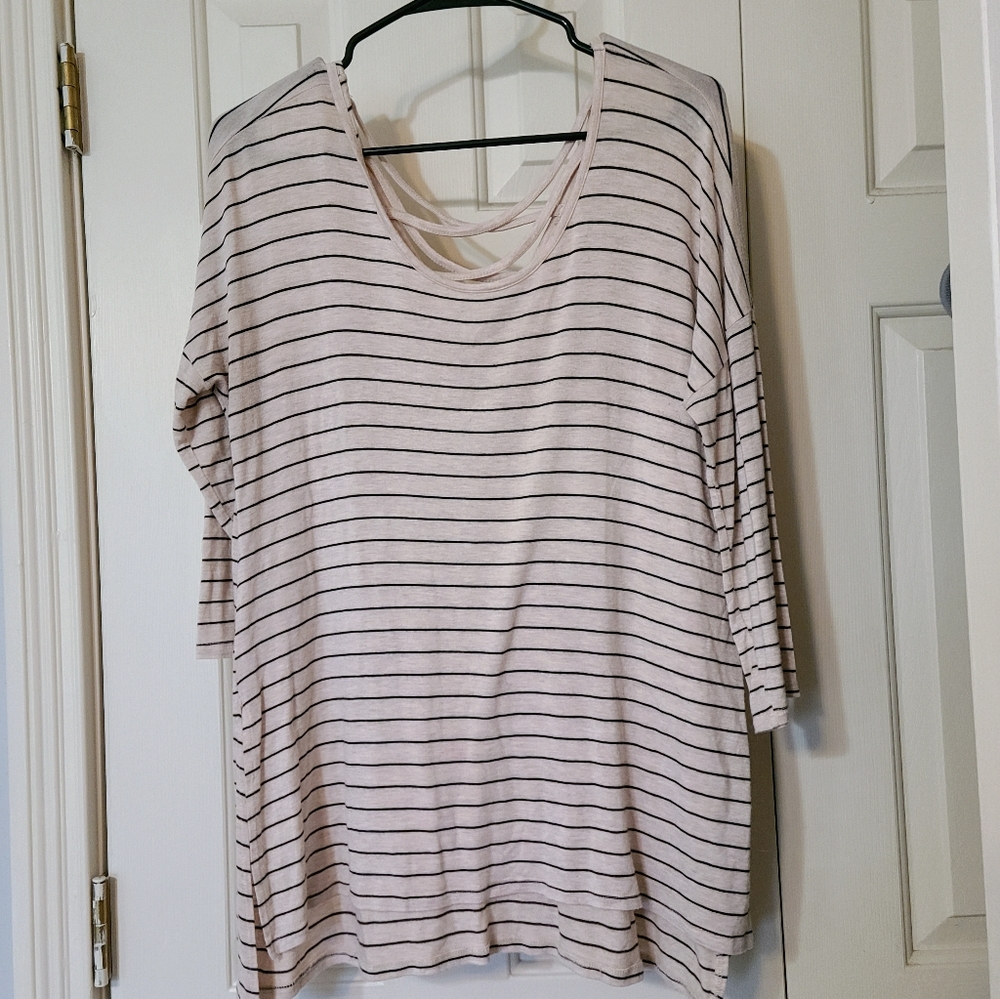 Womens 3/4 sleeve top with back design